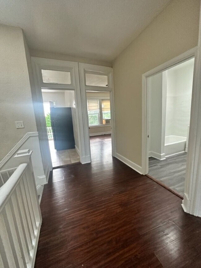 Building Photo - 1 Bedroom & Den 3659 Cottage Ave