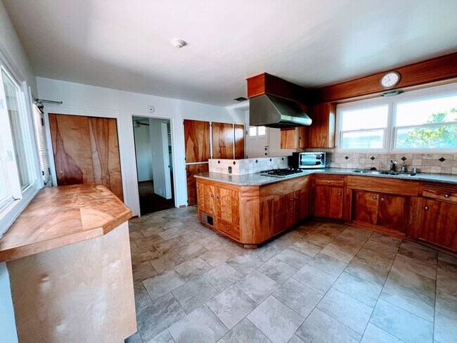 Building Photo - 3 Bed, 2 Bath, 2 Car Garage with Ocean Vie...