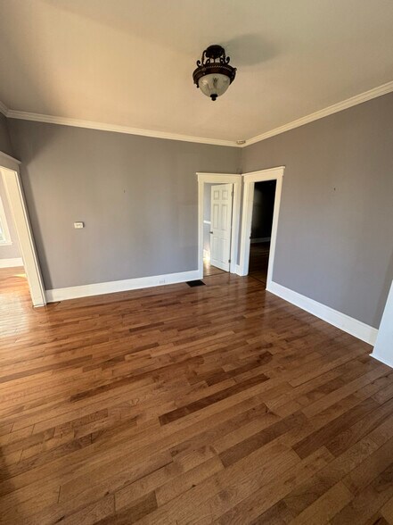 Building Photo - 1104 Pleasant St