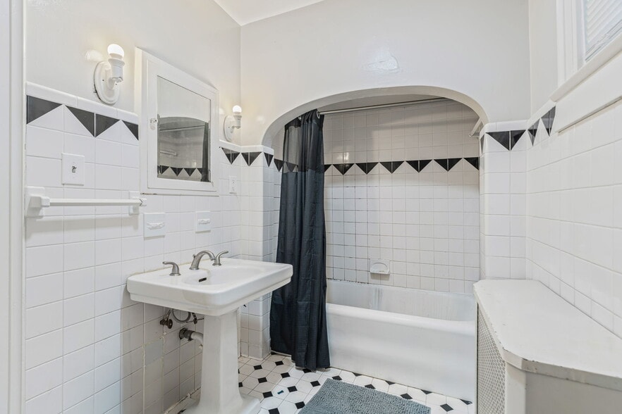 Building Photo - 1606 Laurel Ave