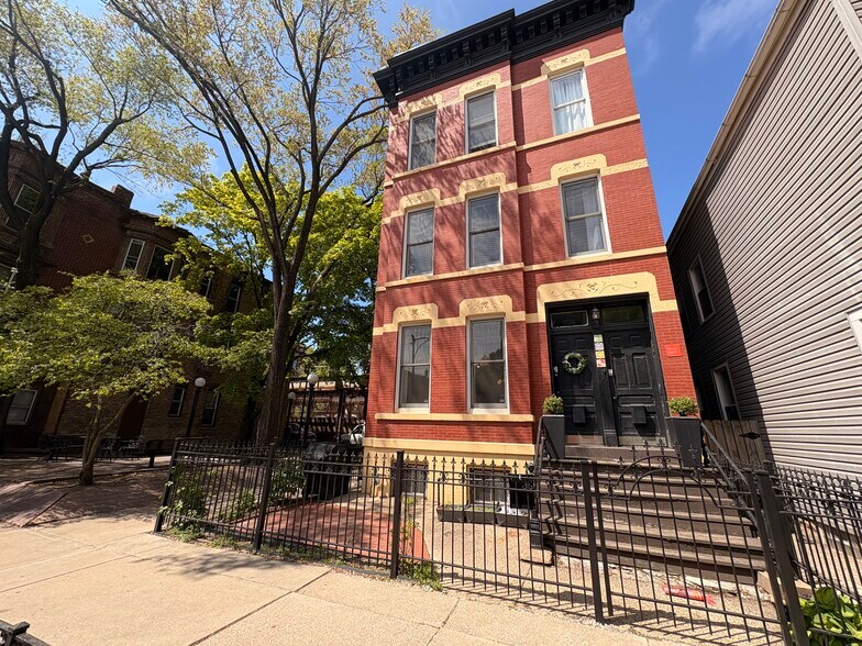 Building Photo - 1900 N Bissell St