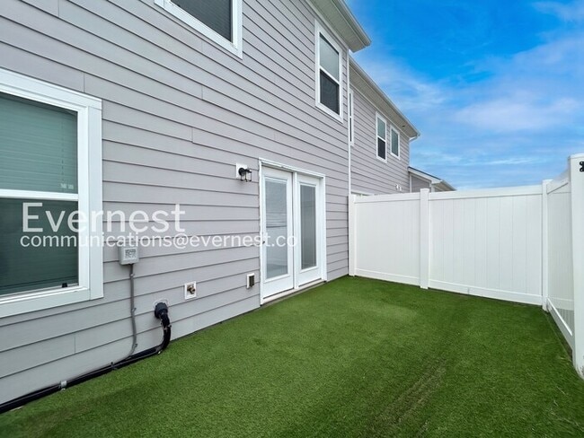 Building Photo - 3 Bed/3 Bath Townhome with Garage / Available Now!