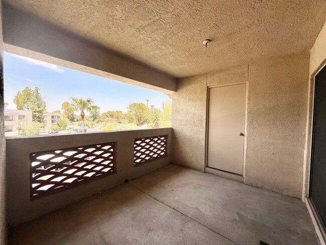 Building Photo - Luxurious 2 Bd 2 Ba Condo in Biltmore!