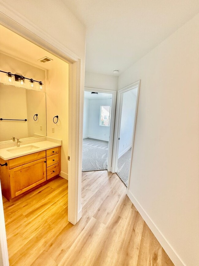 Building Photo - Remodeled 3-BR Lexington Townhome - End Unit