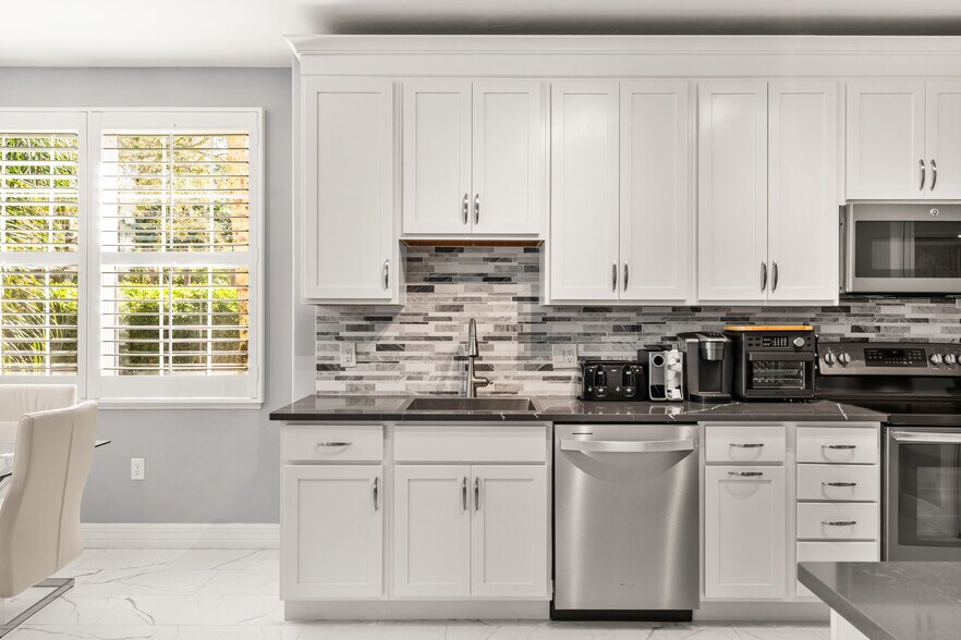 Building Photo - 8310 Big Acorn Cir