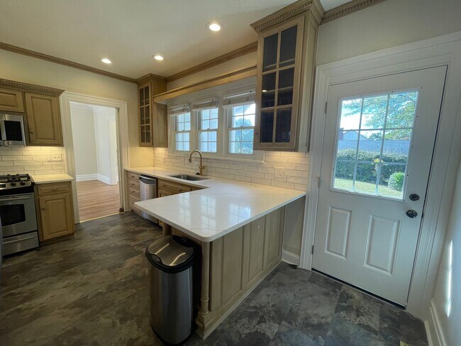 Building Photo - Updated 3/2 House in Old East Rome $1,895
