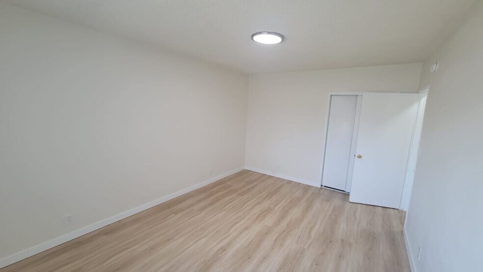 Building Photo - 13115 Oxnard St