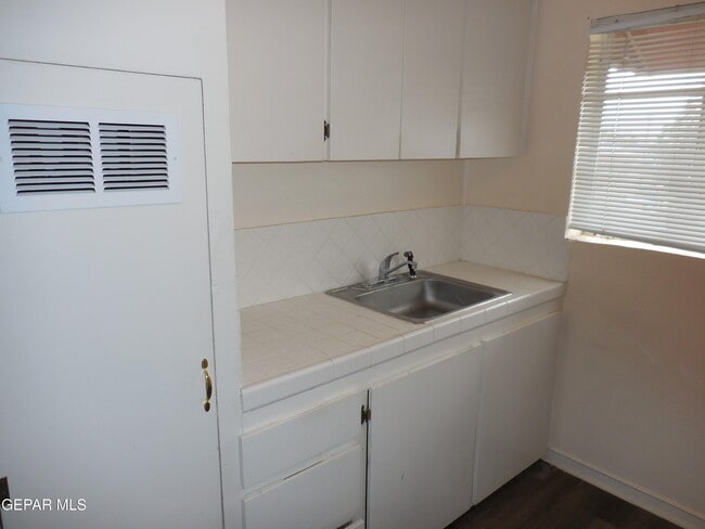 Building Photo - 701 W Yandell Dr