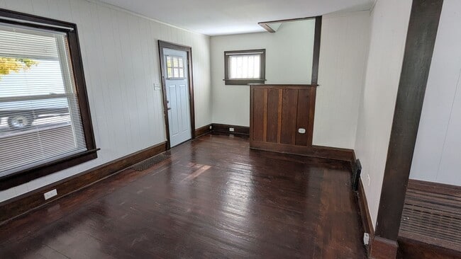Building Photo - LEASING SPECIAL! Charming 3-Bedroom, 1-Bathroom Home in the Heart of Akron