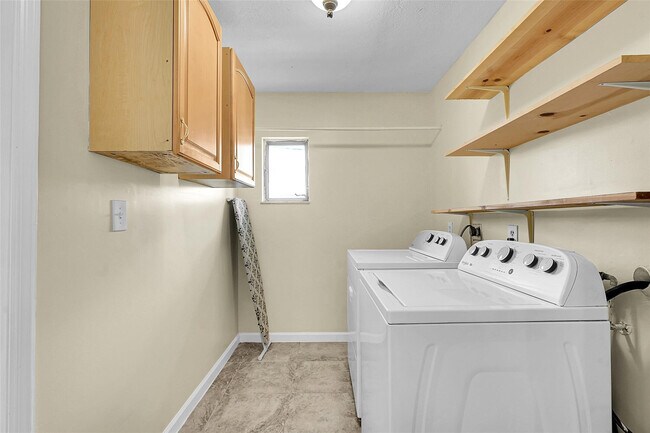 Building Photo - 709 SW Dorchester St