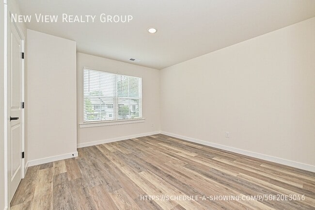 Building Photo - 514 12th Ave NE