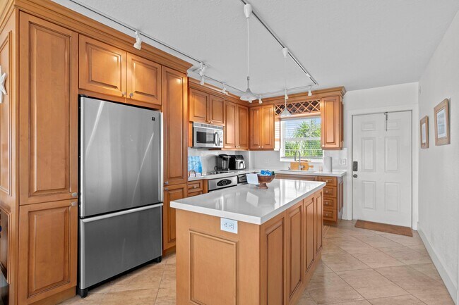 Building Photo - 140 NE 28th Ave