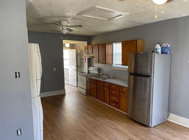 Building Photo - 2 bedroom house on Southside w Laundry HVAC