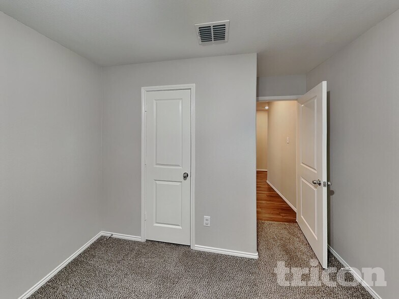 Building Photo - 908 Lady Bird St