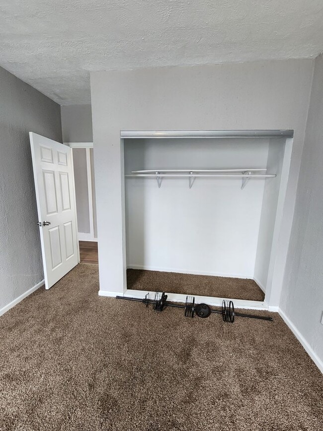 Building Photo - One Bedroom House For Rent