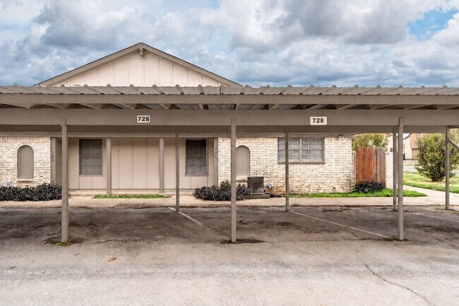 Building Photo - 726 E Pecan St