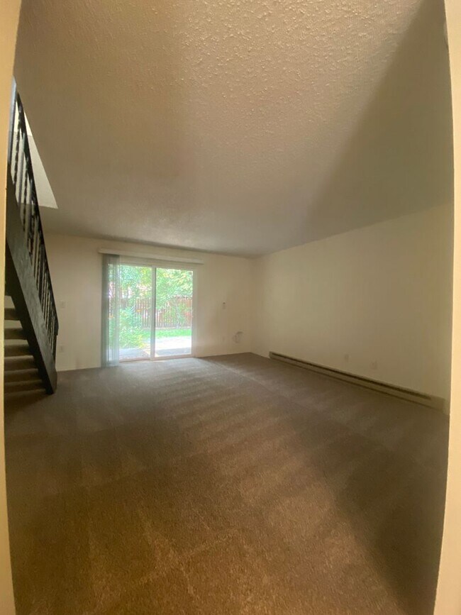 Building Photo - South Hill Triplex-Nestled away in private...