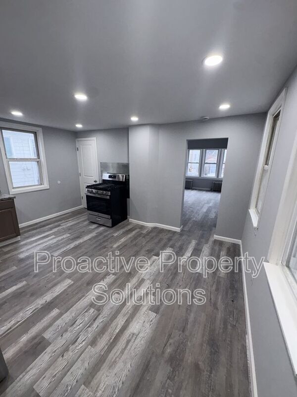 Building Photo - 461 Madison St