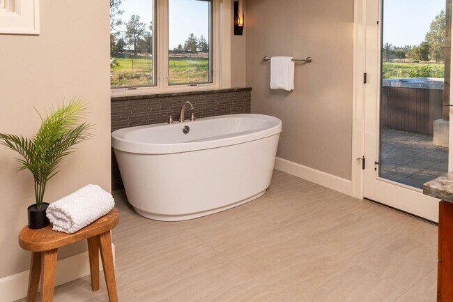 Building Photo - Stunning Tumalo Estate-6 Bed - 7.5 Bath ov...
