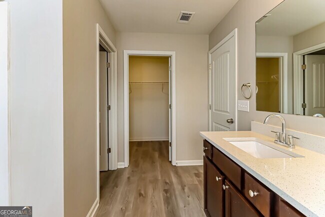 Building Photo - 207 Shaker Hollow Dr