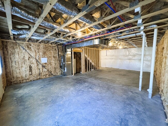 Building Photo - Spacious 3-Level Townhouse