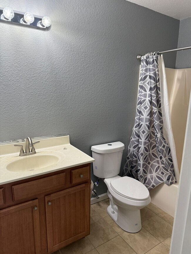Building Photo - 4 bedroom 3 baths single family house clos...
