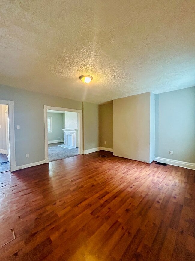 Building Photo - 2 Bedroom w/large attic space l Housing Vo...
