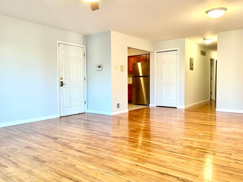 Building Photo - 172 Ridge St