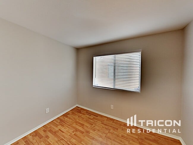Building Photo - 423 E Laredo St