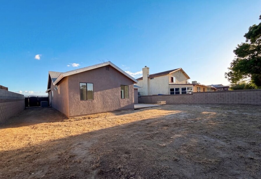 Building Photo - 2553 E Ave J 4