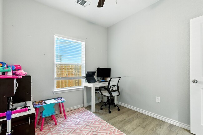 Building Photo - 352 Westchase St