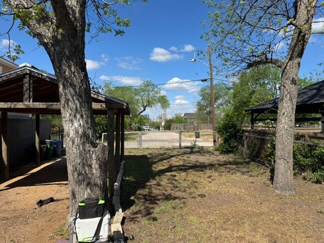 Building Photo - Fully Restored 2BR Classic Near Downtown Dignowity Hill