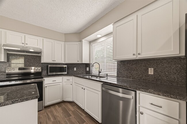 Building Photo - 15915 Dunmoor Dr