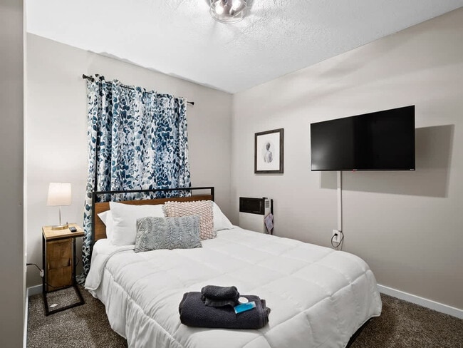 Building Photo - 7525 Lake Rd E