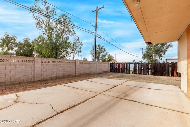 Building Photo - 1125 E 11th St