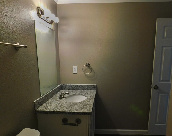 Building Photo - Room For Rent
