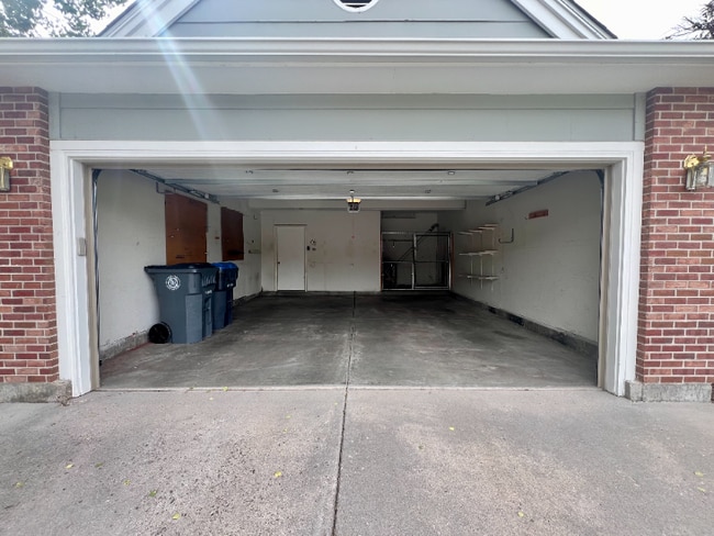 Building Photo - Spacious 4-Bed Retreat with Guest Suite & Fireplace