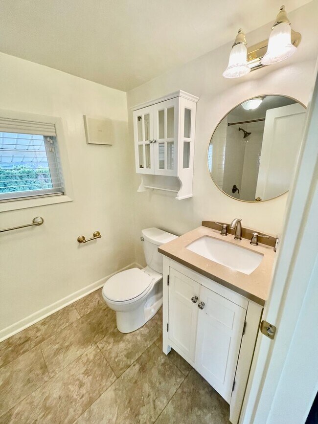 Building Photo - Discover Comfort & Charm in a Prime Location: 2BD/2B Single-Family Home!