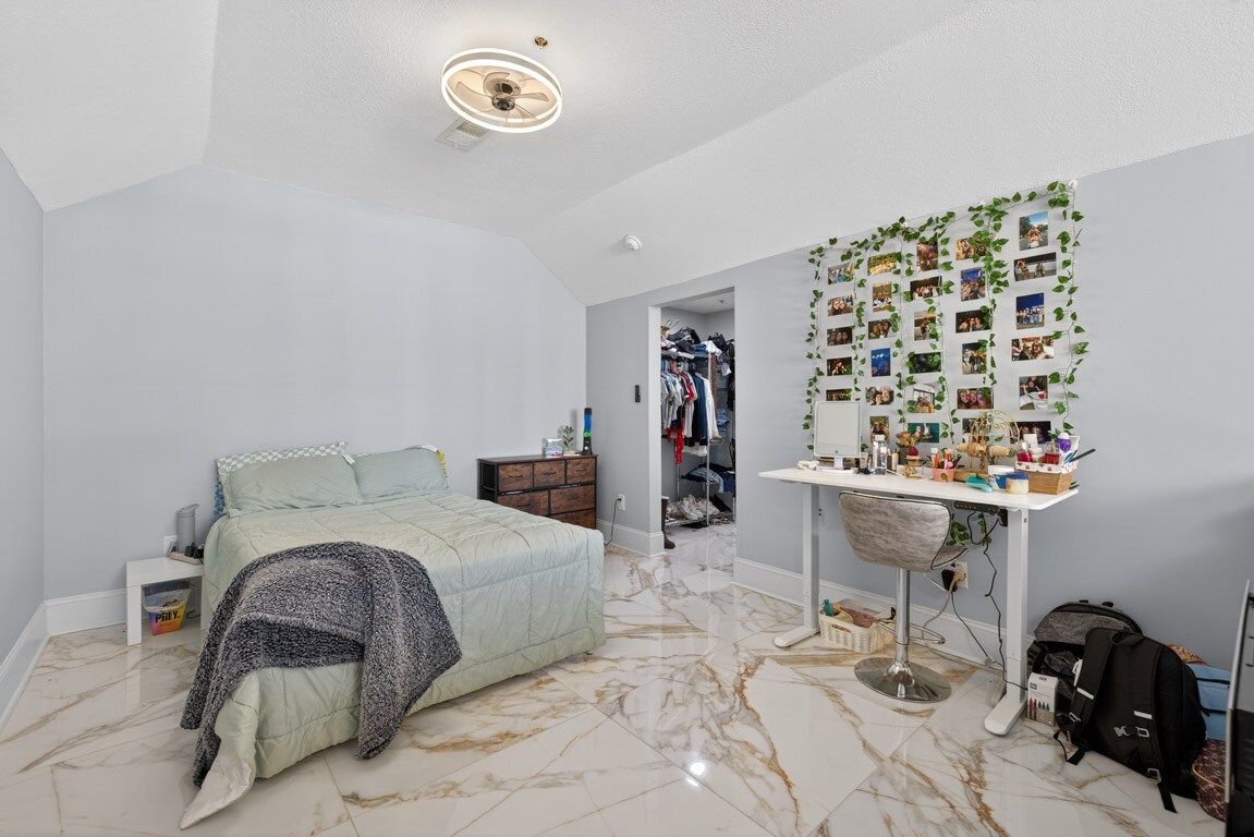 Building Photo - Room in Condo on Peachtree Walk NE