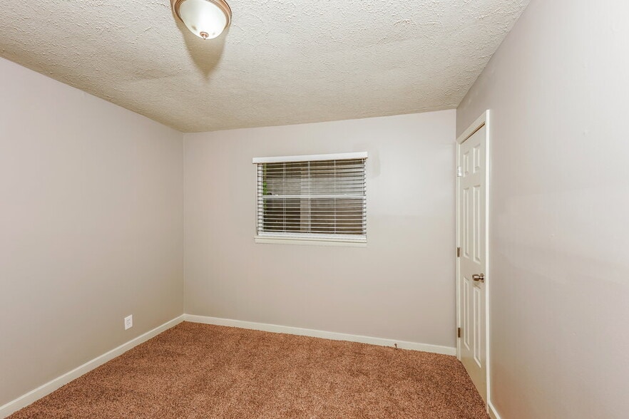 Building Photo - 1722 Rogina Dr