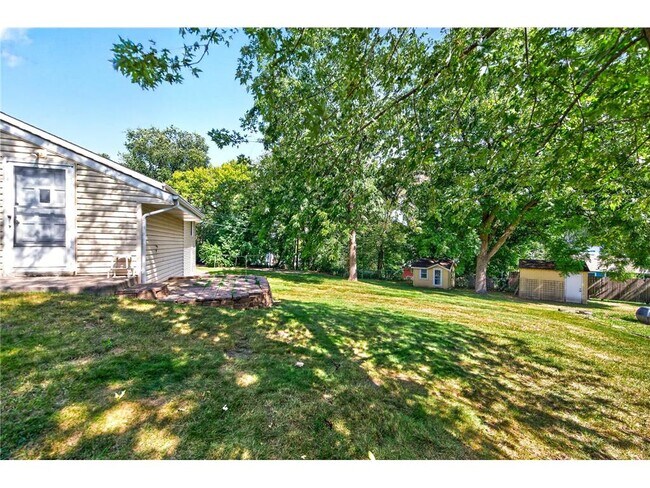 Building Photo - 6015 Aspen Rd