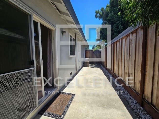 Building Photo - 2/1 Duplex with Step Down Office, 1 Car Ga...