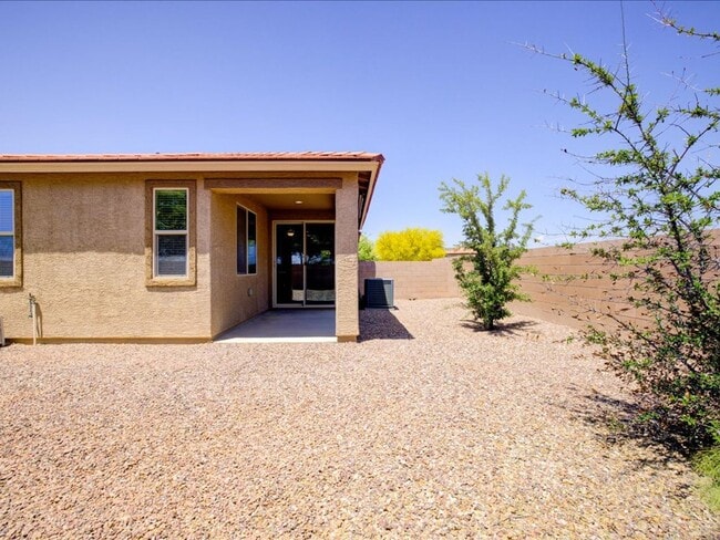 Building Photo - 3 Bedroom 2 Bathroom