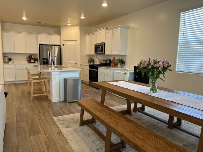 Building Photo - Three bedrooms and two bathrooms in Hanford, CA