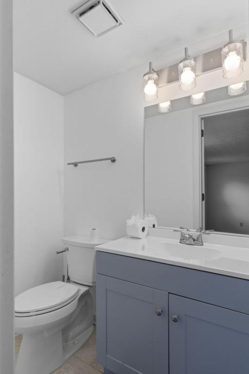 Building Photo - 709 Sandburg Pl