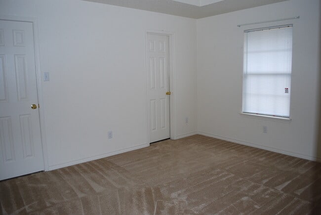 Building Photo - 910 Crymes Ln
