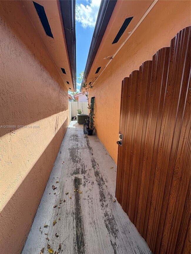 Building Photo - 2232 W 74th Terrace