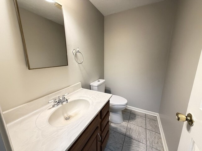 Building Photo - Prime location for a perfect 3 bed and 1.5 bath home!