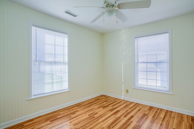 Building Photo - Waterfront Cottage - Newly Renovated!