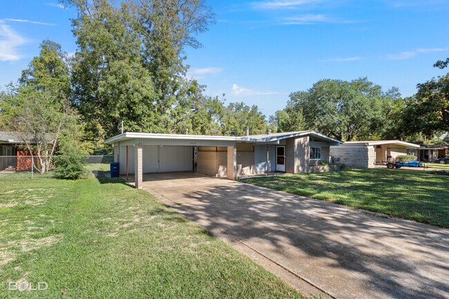 Building Photo - 1919 Bayou Dr